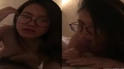 Pacar imut berkacamata tergila-gila sama kontol gede