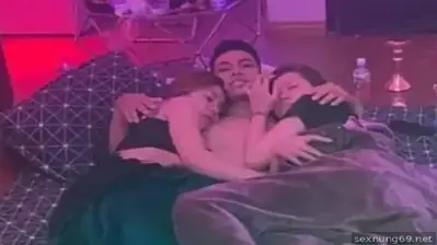 Tiga serangkai melepas pakaian bersama dua gadis dengan tubuh yang indah dan menawan